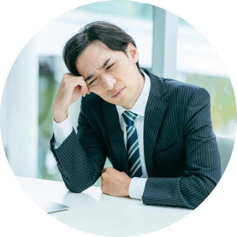 悩む人